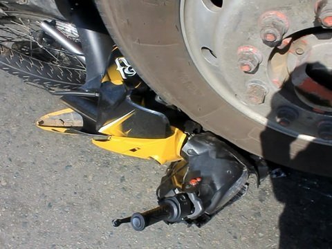 Bị cuốn vào gầm xe, một phụ nữ thoát chết hi hữu