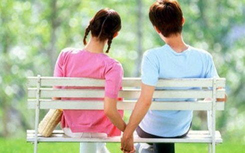 Mẹ “lập mưu” tịch thu điện thoại vì sợ con yêu sớm