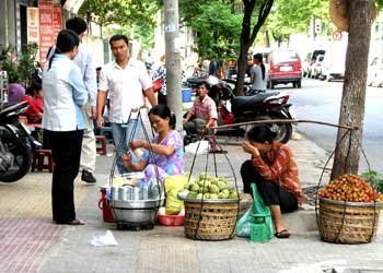 Công an bắt hàng rong mà không lập biên bản...