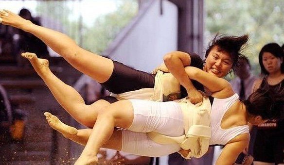 Xem các nữ đô vật Sumo trổ tài