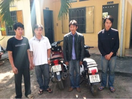 Cảnh sát nổ súng trấn áp băng cướp đường phố