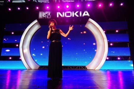 Uyên Linh bất ngờ “đột kích” ĐH Duy Tân