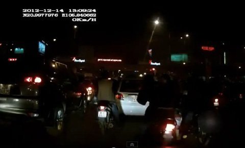 Vờ đụng xe để móc túi trên đường HN