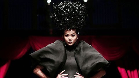 Thanh Hằng catwalk với 3kg sắt trên đầu