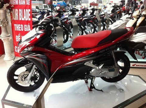 Xe Air Blade bị làm giá
