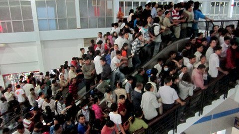 Chen chúc mua vé tàu Tết từ rạng sáng