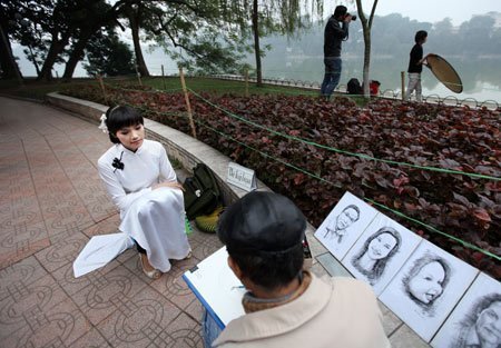 Nhộn nhịp dịch vụ vẽ chân dung 10 phút bên Hồ Gươm