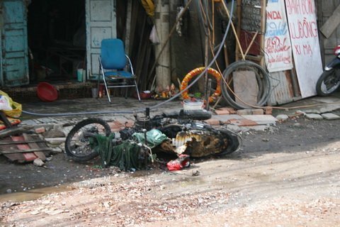 Người dân dập tắt đám cháy, cứu cả khu dân cư.