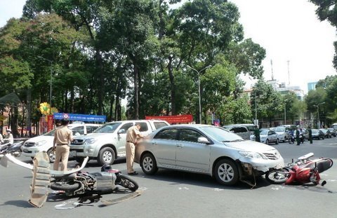 Vượt đèn đỏ gây tai nạn, lên taxi chuồn êm