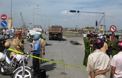 Xe tải đâm liên hoàn xe máy chờ đèn đỏ, 1 người chết