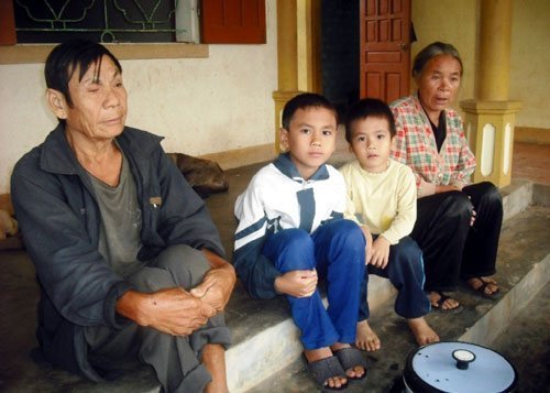 Tang thương vây chặt xóm nghèo