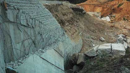 Vỡ đập thủy điện là do thi công sai thiết kế