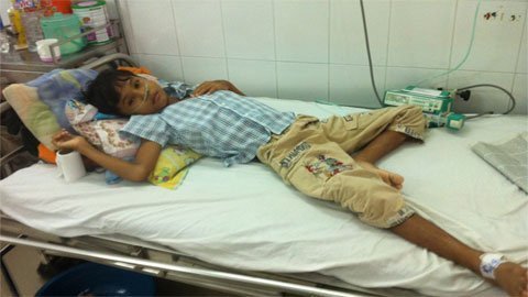 Em bé dân tộc Stiêng, bệnh tim nặng hết tiền chữa bệnh