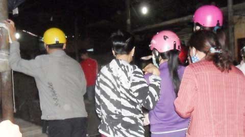 Nam thanh niên chết quỳ treo cổ giữa chợ