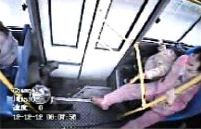 Clip: Đẻ con ngay trên xe buýt