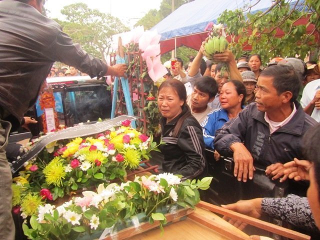 Quê nghèo đón thi thể 9 nạn nhân