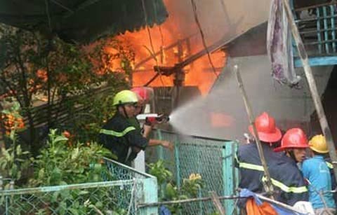 Liên tiếp cháy lớn, thiêu rụi hàng chục căn nhà