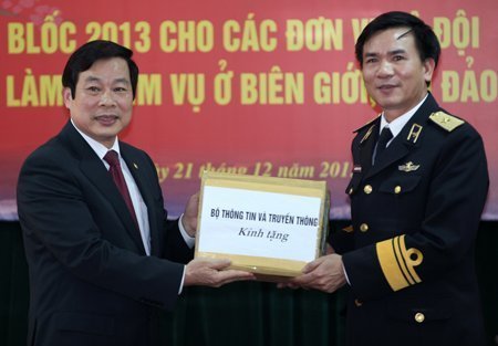 Bộ Thông tin-Truyền thông tặng lịch cho Hoàng Sa, Trường Sa