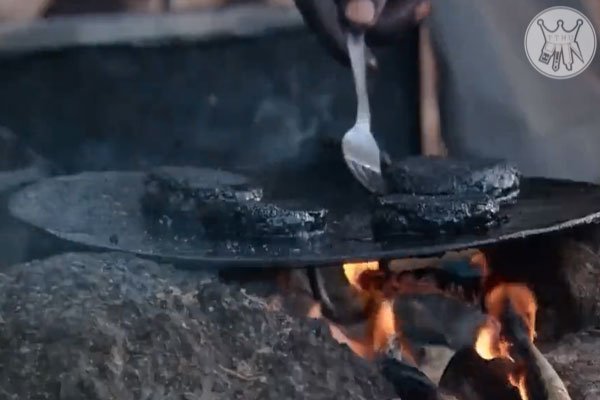 Xem người châu Phi làm hamburger từ muỗi