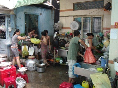 Người lao động “chết mòn” vì những bữa ăn rẻ mạt