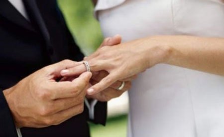 Khăng khăng lấy kẻ giết em gái làm chồng