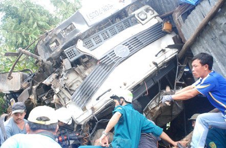 Xe tải lật úp vào nhà dân, 2 người chết kẹt ở cabin