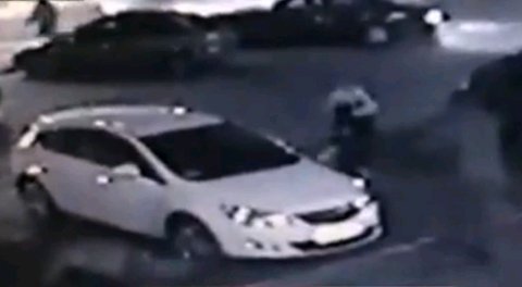 Hai cha con bị ám sát ngay trước ô tô