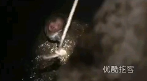Giải cứu bé 2 tuổi bị rơi xuống giếng sâu