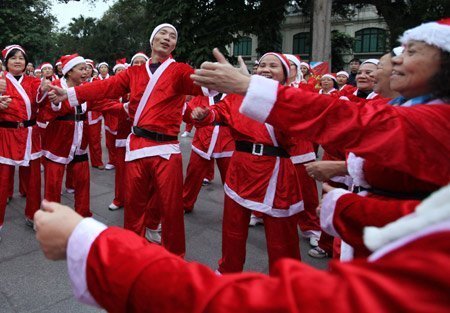 200 'ông, bà già Noel' thi nhau cười mừng Giáng sinh