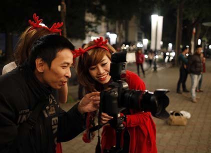 Đánh đu cột đèn, úp mặt vào tường đón... Giáng sinh