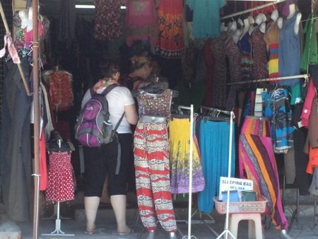 Muốn đắt khách phải cho thần tài sờ ngực