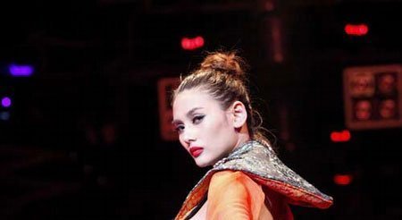 Hoàng Yến bị phạt 3,5 triệu đồng vì sự cố hở ngực