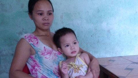 Cha mẹ bất lực nhìn con quằn quại với bệnh tật
