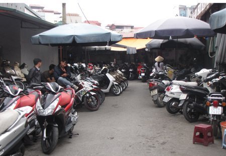 Xe mua ở chợ xe cũ, giấy tờ chính chủ thế nào?