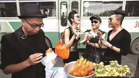 Hoa khôi cặm cụi nhể ốc trên vỉa hè