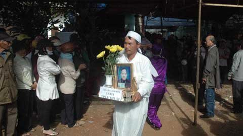 Con quặn lòng nhìn mẹ bị hành hạ đến chết