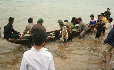 Lật đò đêm Noel, 9 người rơi xuống sông