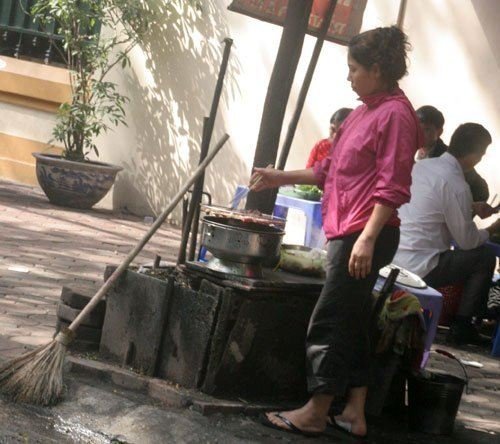 Hà Nội: Gốc cây, cột điện biến thành…bếp ăn?