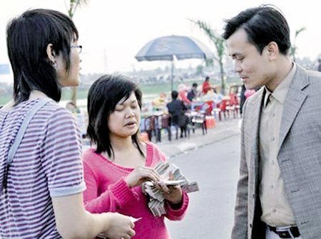 Đổi tiền: Ngân hàng kêu thiếu, người dân bị 