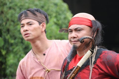 Xuân Bắc ném trứng tới tấp vào người Tự Long