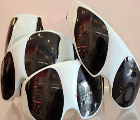 Đua nhau dùng kính mát xa để cùng... hỏng mắt