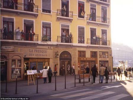 Trường học yêu cầu sinh viên vẽ tranh lên tường