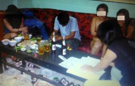 3 nữ tiếp viên khoả thân hát karaoke với khách