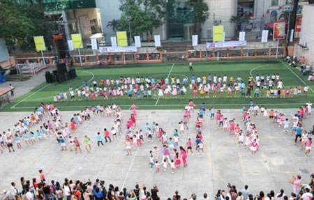 Mẹ con Thúy Hạnh ton sur ton nhảy Flash Mob