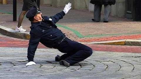 Xem cảnh sát vừa nhảy vừa điều khiển giao thông