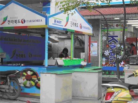 Khép mình nơi đất khách