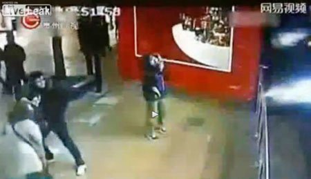 Bể cá mập 33 tấn vỡ tung