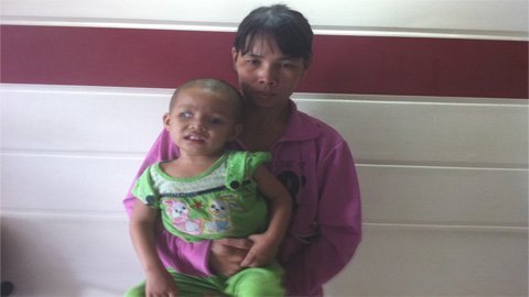 Cám cảnh gia đình bà bệnh tim cháu ung thư mắt