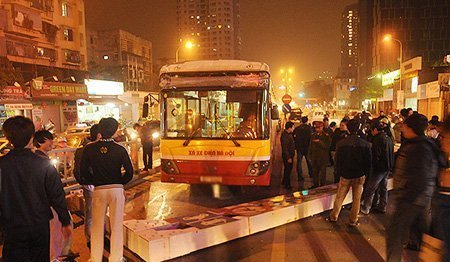 Ngang nhiên lên cầu vượt nhẹ, xe bus húc đổ biển báo