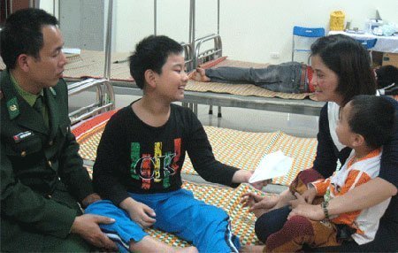 Người vợ lính 10 năm chăm con trong viện